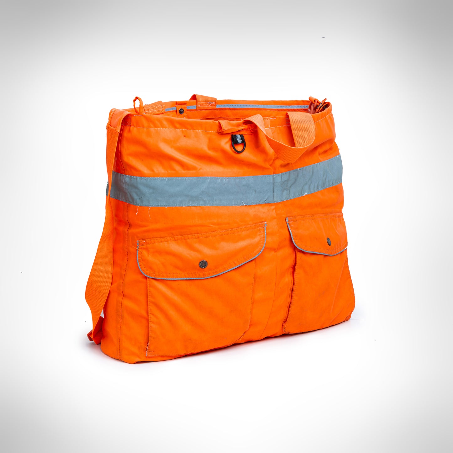 Robuste, einzigartige Taschen aus recycelter Warnschutz-Kleidung