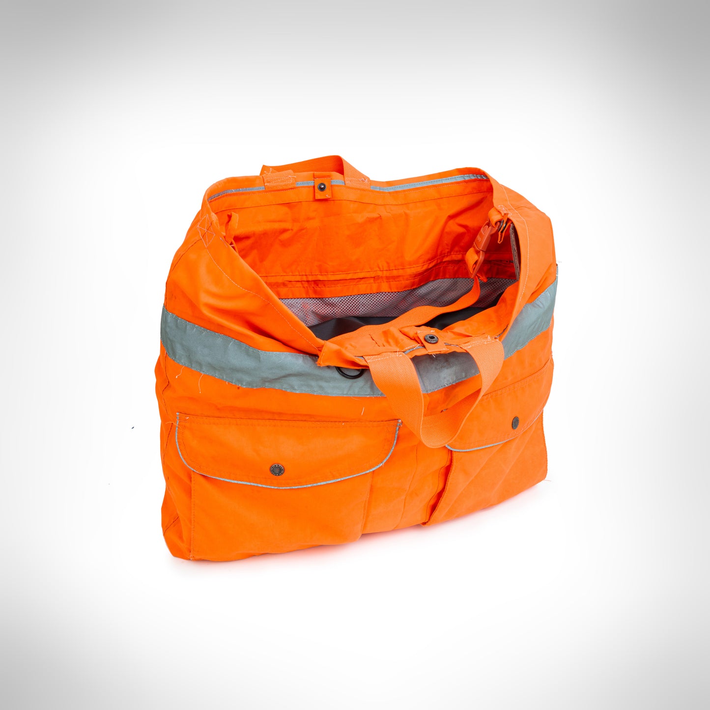 Robuste, einzigartige Taschen aus recycelter Warnschutz-Kleidung